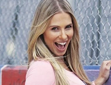 Ιρένε Τροστ: «Ζαλίζει» τον αντρικό πληθυσμό με το μικροσκοπικό μαγιό της (φώτο)